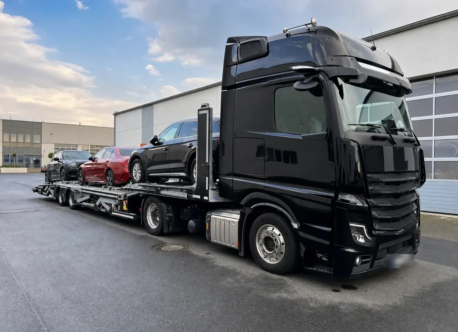 Schwarzer Mercedes-Benz Autotransporter mit beladenem Anhänger - brentalogistics.com